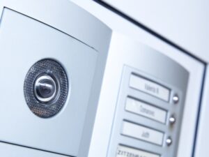 Plaque normalisée pour interphone